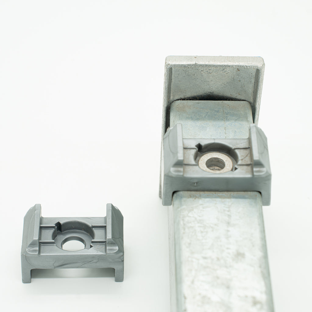 Distanzhalter U-Flansch; RAL 9006 zinkgrau
